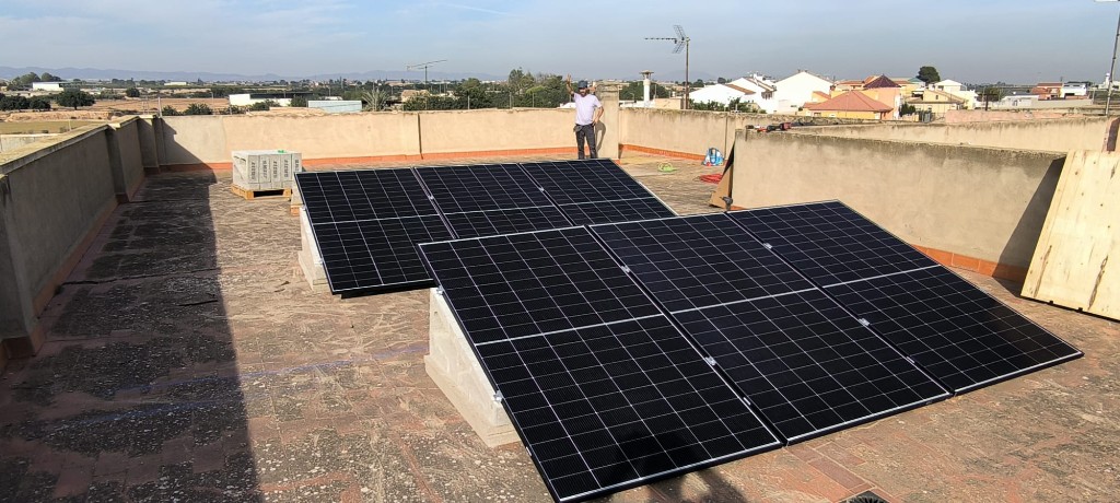Instalación fotovoltaica en cubierta plana con anclaje por lastre de hormigón, Connect Power