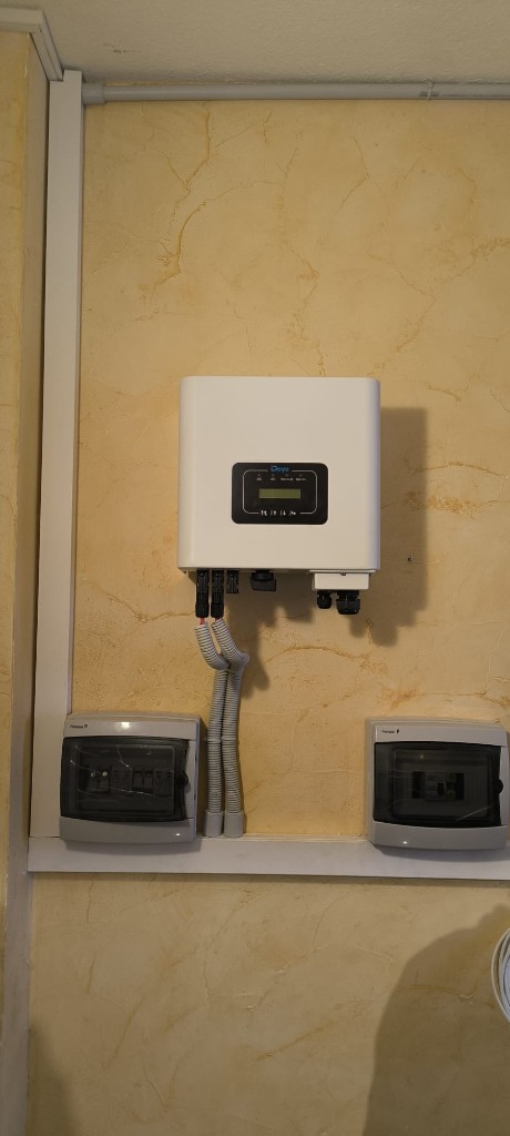 Instalación de inversor Deye y cuadros eléctricos Hager con canalización profesional