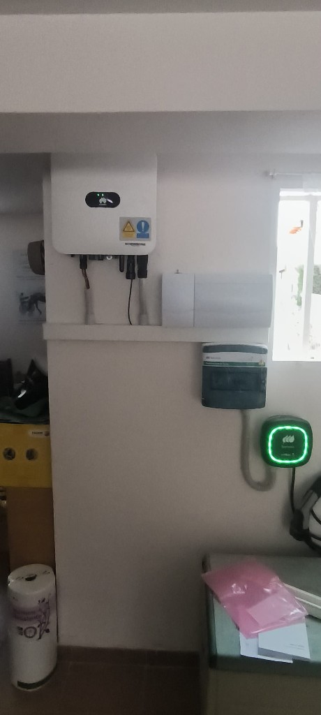 Inversor solar Huawei y cargador Wallbox Pulsar Plus instalados en garaje