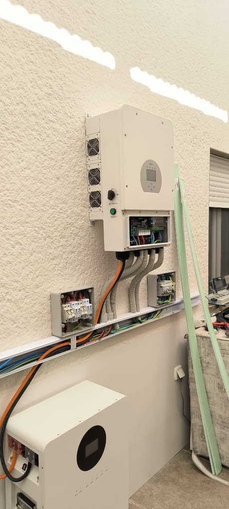 Sistema fotovoltaico híbrido Deye con batería de almacenamiento y cuadro de protecciones