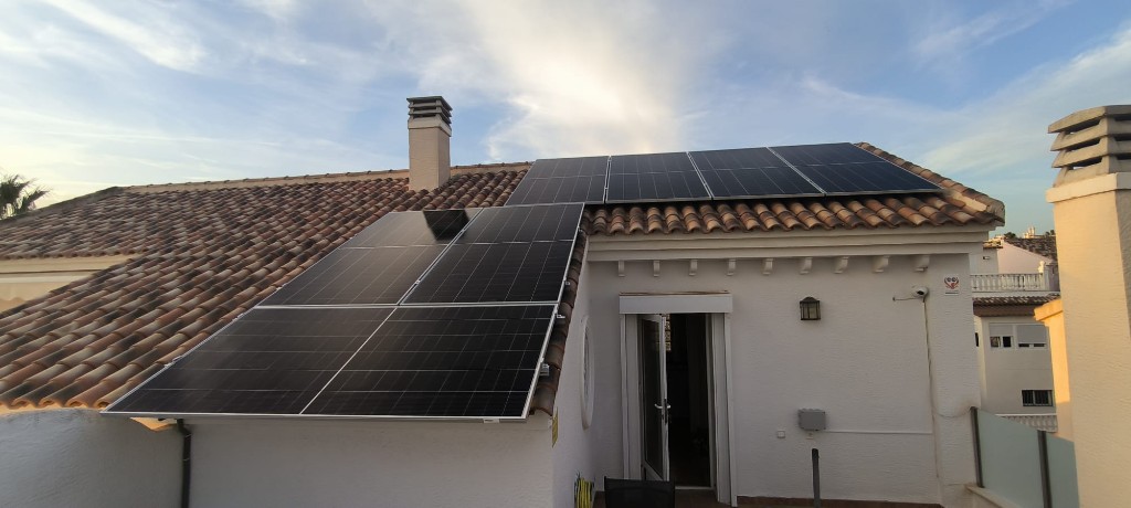 Instalación de placas solares en tejado de teja árabe en vivienda residencial